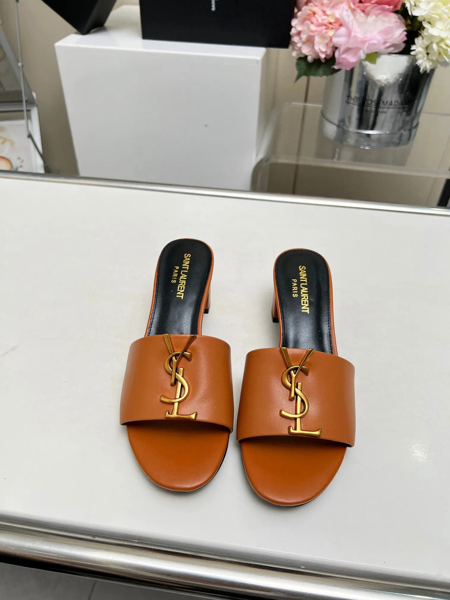 👟👟Ex-factory price 340👟👟 Genuine leather sole +30 Heel height: 5cm Fabric: Cow leather Pads: Sheep leather Size: 35-43 (42, 43 custom-made, non-returnable) [Saint Laurent] Saint Laurent 2024 counter synchronized new model, YSL-logo letter buckle decoration, high-quality and glamorous masterpiece, both temperament and fashion Classic and attractive design style, especially beautiful on the feet